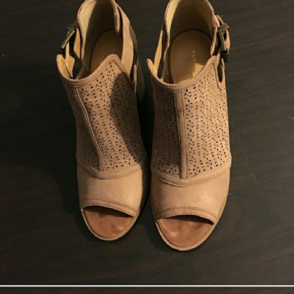 Toe open shoes